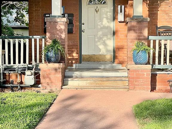 2nd image of 662 S Pearl St #1