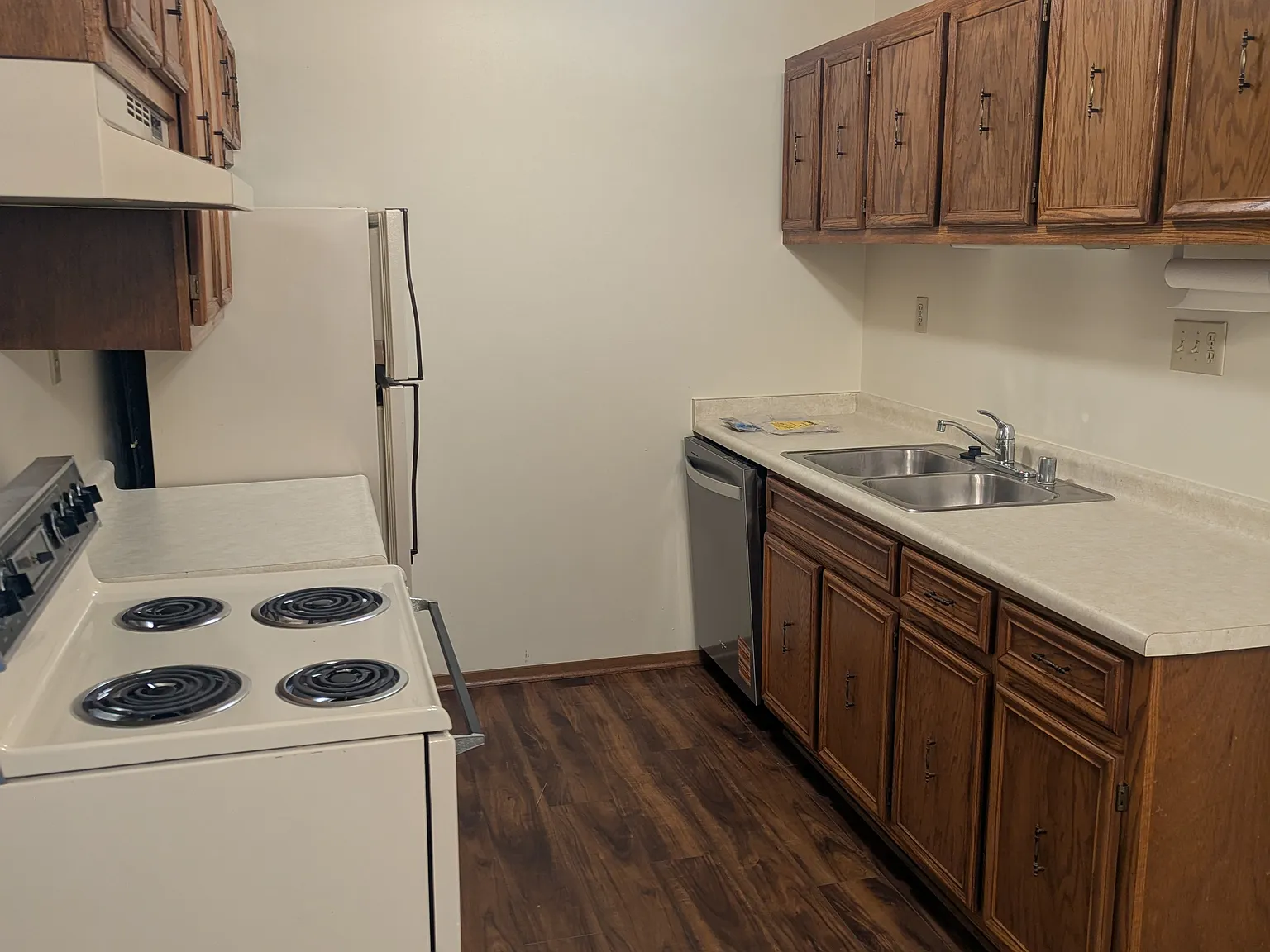 COLONIAL SQUARE APARTMENTS — Photo 4