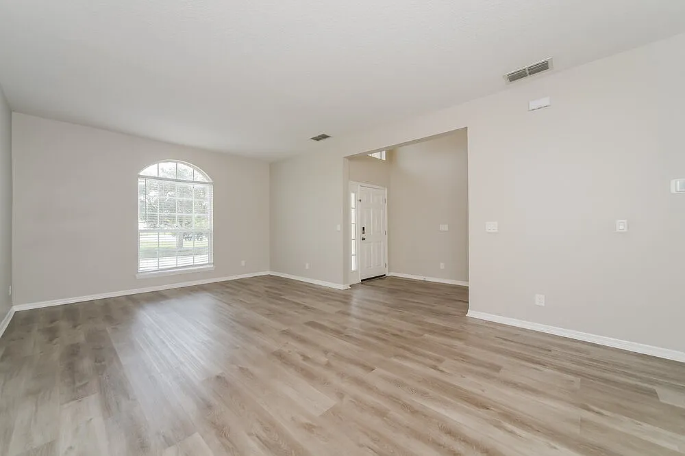 4 bed, 2.0 bath, 1946 sqft, $2,395 — Photo 4