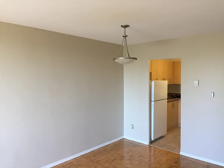 150 Paisley Blvd W — Photo 19