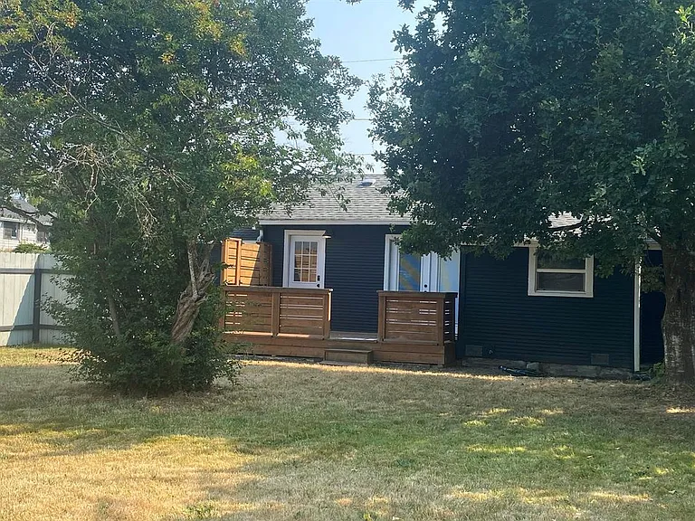 805 Harris St — Photo 2