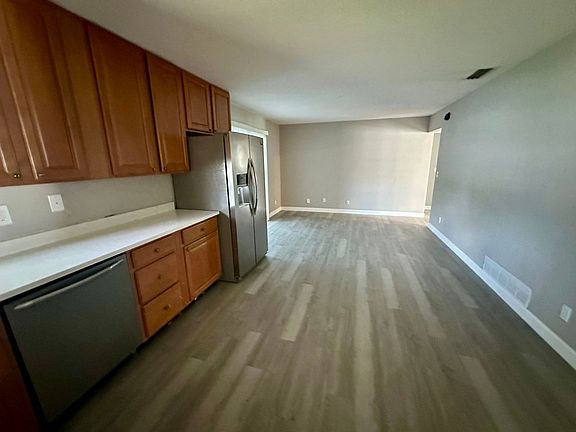 4th image of 1372 Woodbine St