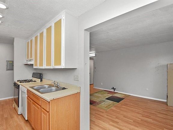 5th image of 34 Shrewsbury Green Dr