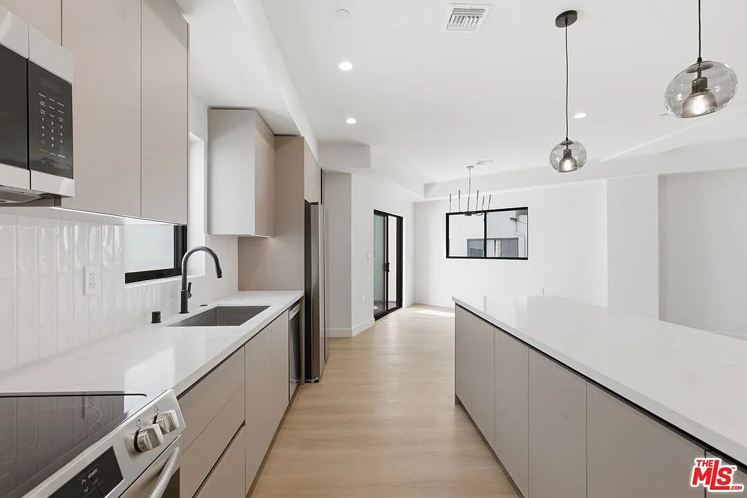 3 bed, 3.0 bath, 3369 sqft, $5,499 — Photo 4