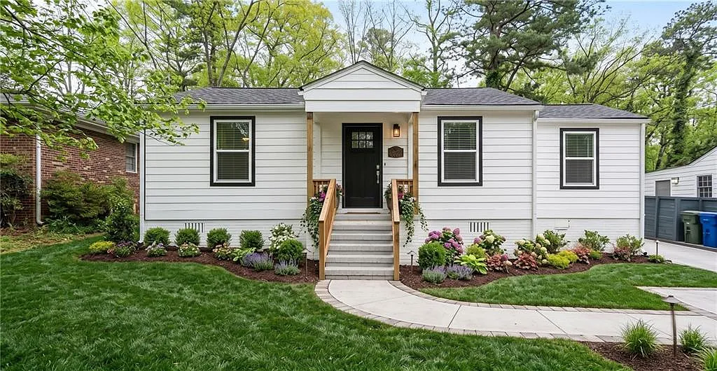 3 bed, 2.0 bath, 1104 sqft, $2,200 — Photo 1