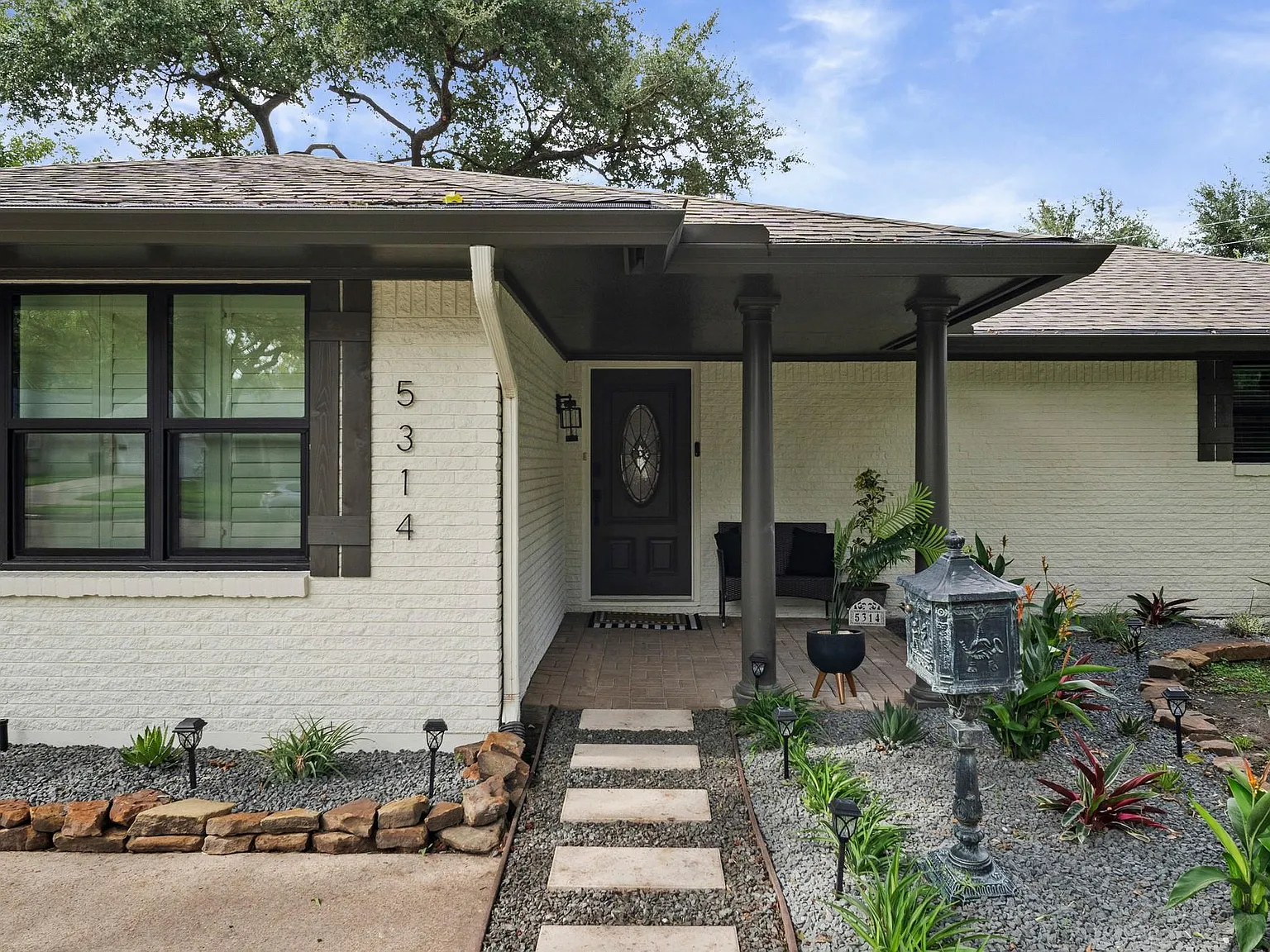 3 bed, 3.0 bath, 1932 sqft, $3,900 — Photo 3