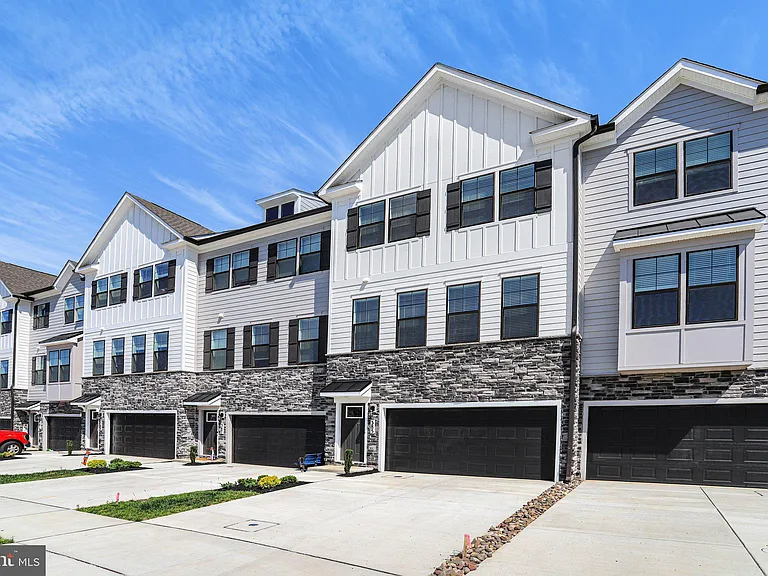 385 Ensemble Way — Photo 3