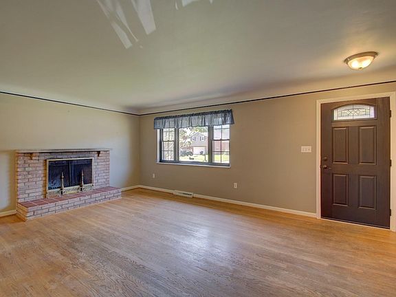 3rd image of 6933 Moorfield Dr