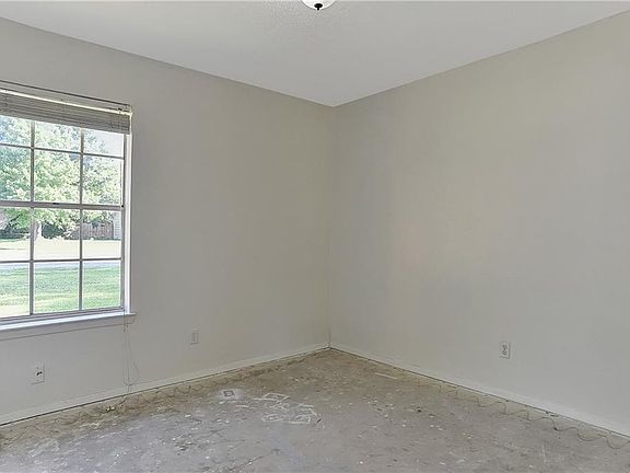3rd image of 1014 E Martin Ln