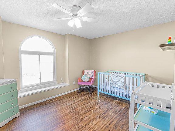 5th image of 417 E Showalter St