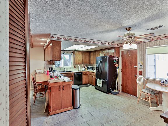 4th image of 261 Newport Dr