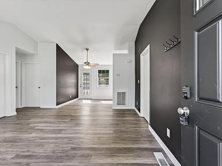 727 Acorn Dr — Photo 4
