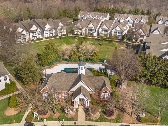 4th image of 366 Cambridge Dr
