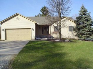 536 Curzon Rd, Rochester Hills, MI 48307