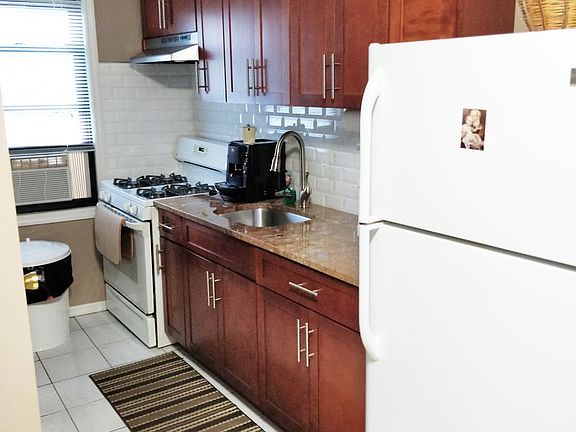 5th image of 2338 38th St APT 1R