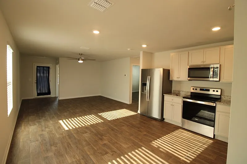3 bed, 1256 sqft, $1,950 — Photo 3