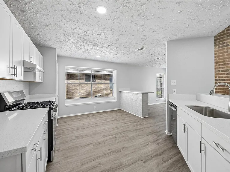 6419 Fairbourne Dr — Photo 5