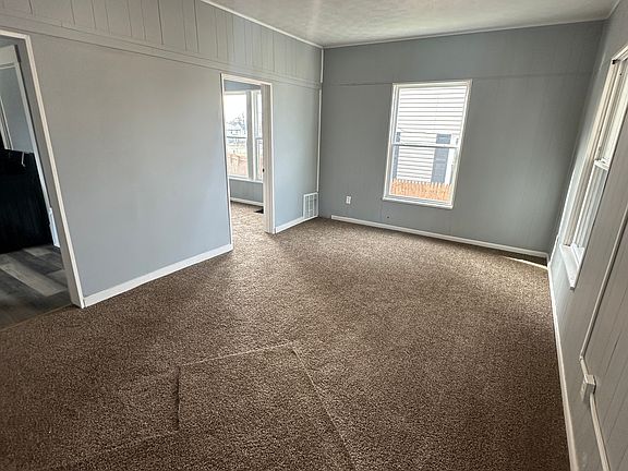 4th image of 910 Velvet Pl NW