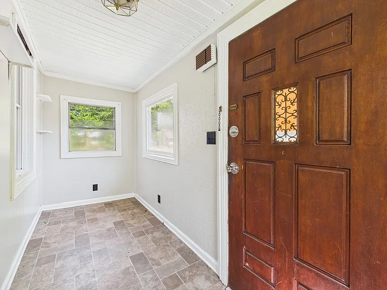 1002 Haskell St — Photo 3