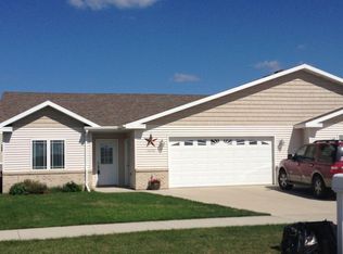 2102 Pembrooke Dr, Grand Forks, ND 58201