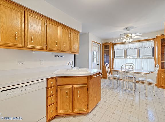3rd image of 13950 S Lavergne Ave APT 910