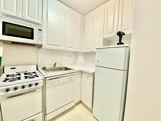 4th image of 117 E 37th St APT 6F