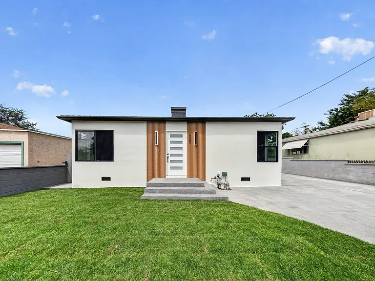 2325 N Naomi St — Photo 7