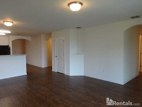 5th image of 635 Chatham Walk Dr