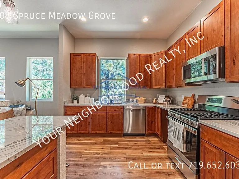 308 Spruce Meadow Grv — Photo 2
