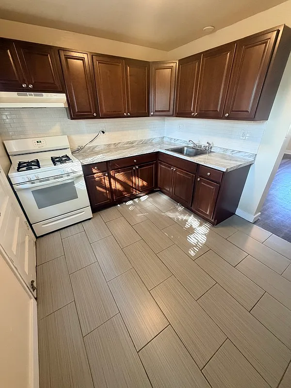 2 bed, 1.0 bath, $896 — Photo 2