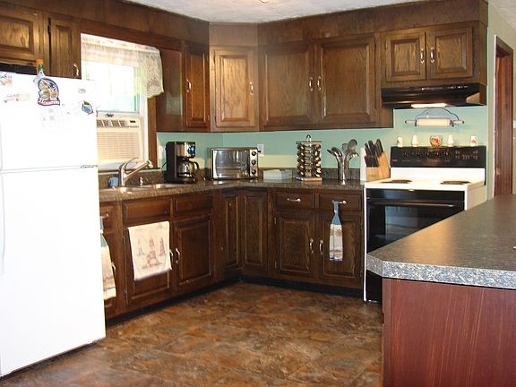 Recent countertops, floor & lighting