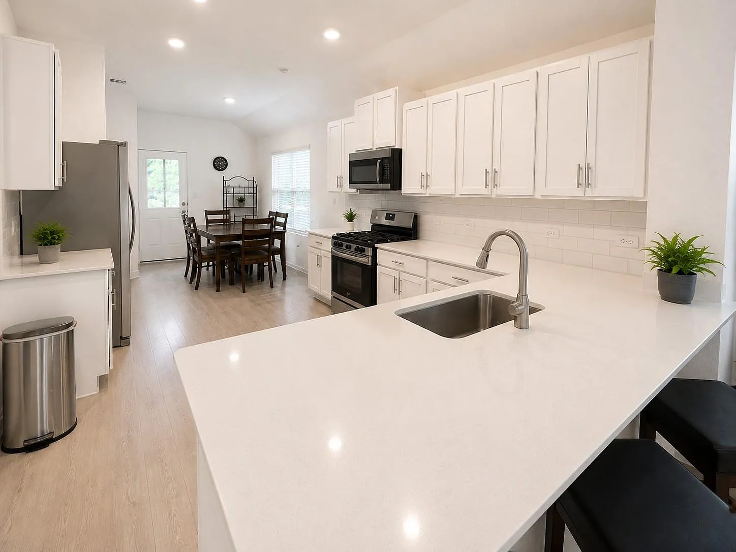 3 bed, 2.0 bath, 1491 sqft, $2,300 — Photo 4