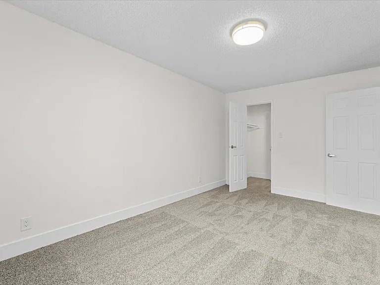 Sherwood Forest Apartments — Photo 34