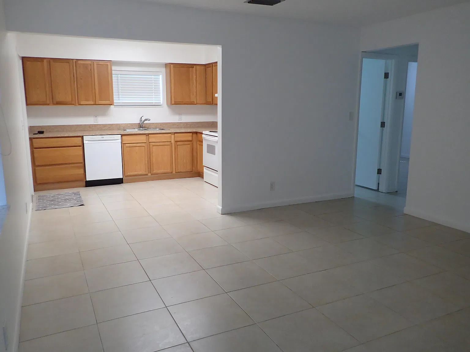 2 bed, 1.0 bath, 900 sqft, $1,900 — Photo 2