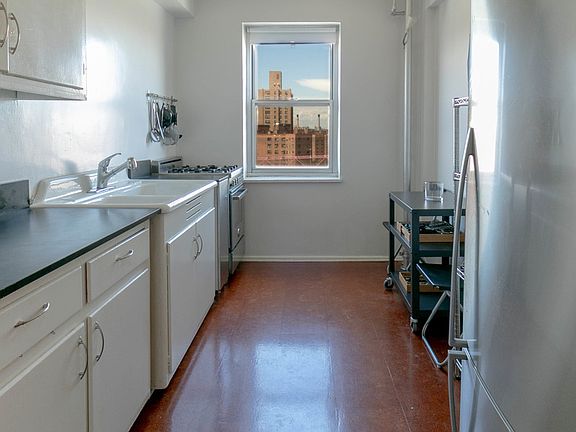 3rd image of 550 Grand St APT J12c