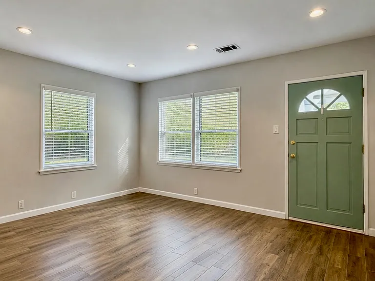 402 S Juanita Ave — Photo 3