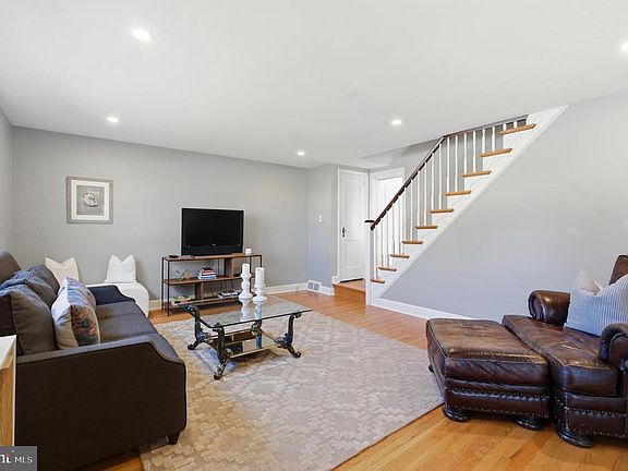 5th image of 402 Twin Oaks Dr