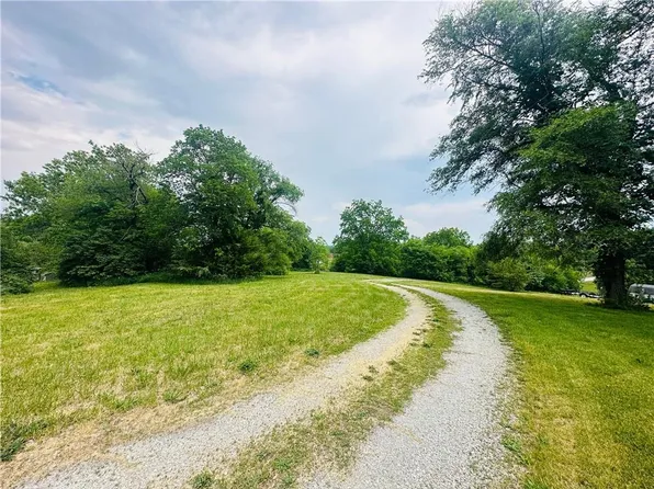 E Corrine St, Gallatin, MO 64640