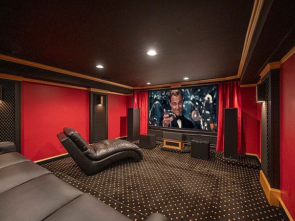 2nd image of 9 Woods Edge Ct