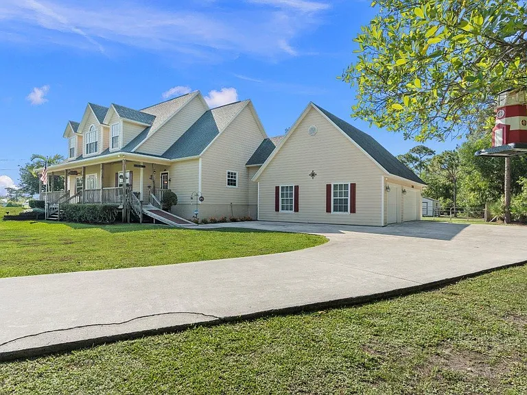 405 SE Salerno Rd — Photo 3