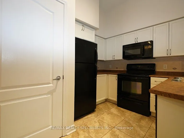 330 Princess Royal Dr #320 — Photo 8