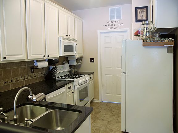 3rd image of 8814 Saint James Pl