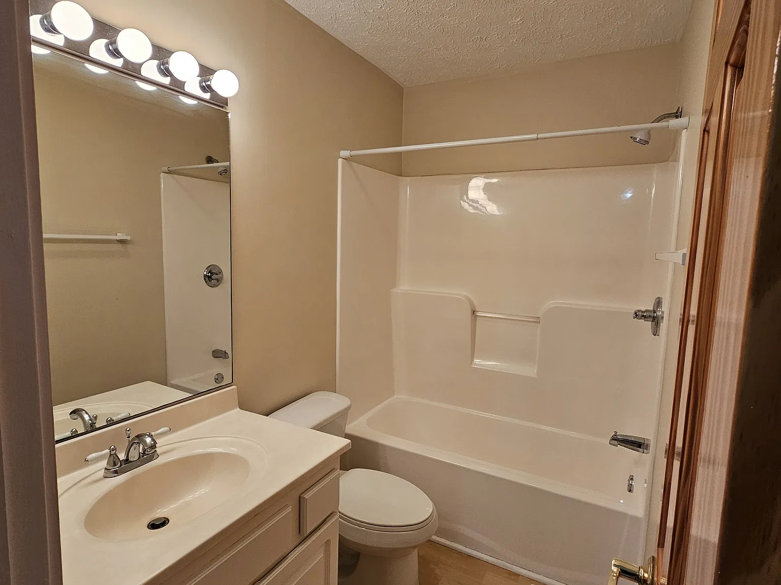 4 bed, 3.5 bath, 1800 sqft, $1,950 — Photo 2
