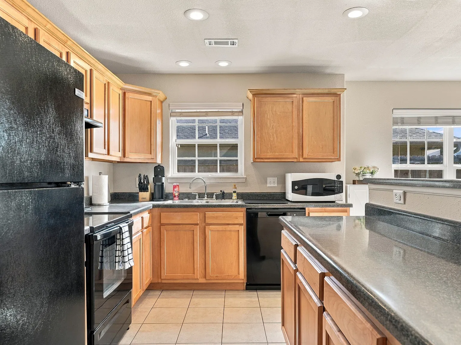 3 bed, 1272 sqft, $2,750 — Photo 2