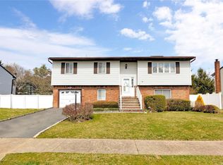 26 Oliva Ct, West Islip, NY 11795