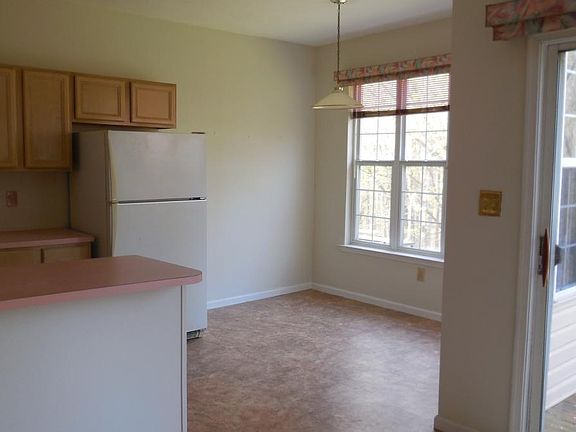 3rd image of 415 Woodstock Ln