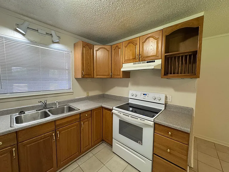 1409 Gardenia Ave — Photo 7