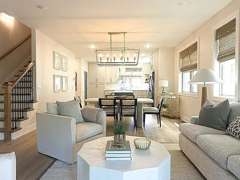 211 N Poplar St #211 — Photo 4
