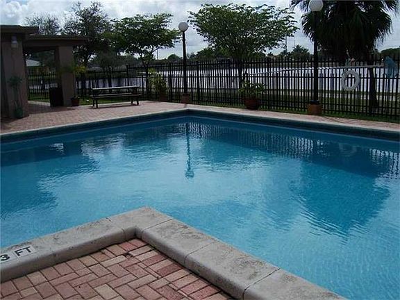 4th image of 250 W Park Dr