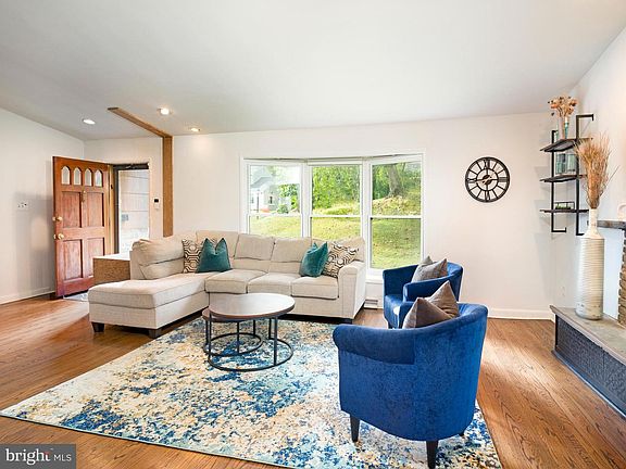 3rd image of 123 Old Forest Rd